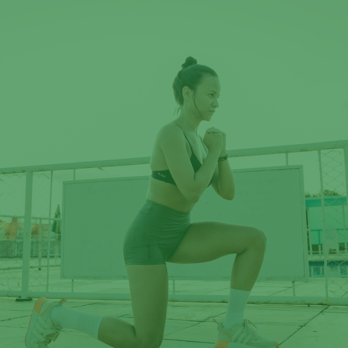 Mujer realizando un ejercicio de entrenamiento funcional. Filtro verde oscuro.